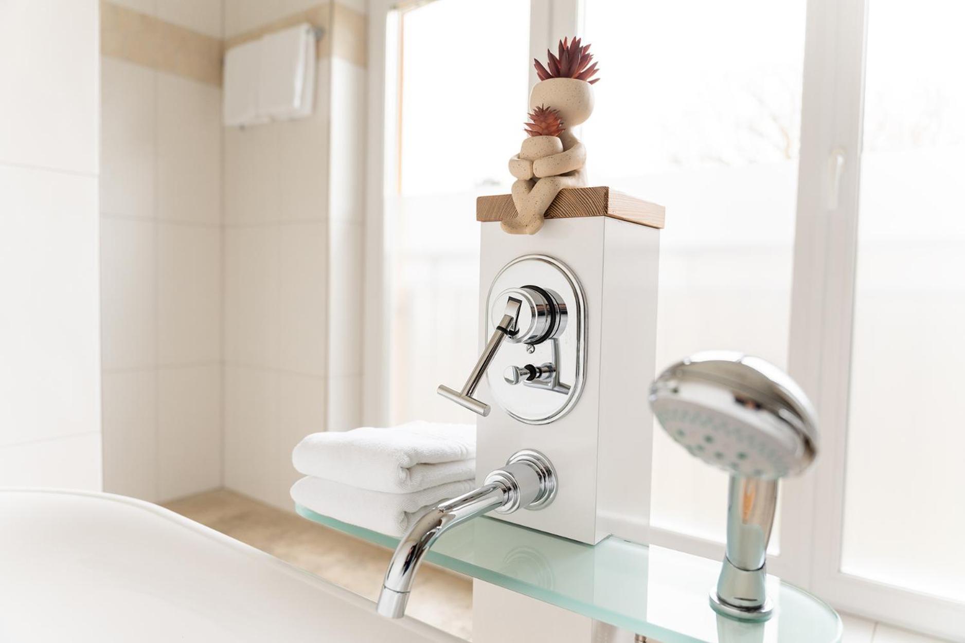 Hotel Vier Jahreszeiten Therme & Kliniken Bad Krozingen Naehe Freiburg & Schwarzwald Ideal Fuer Wellness Kur & Business Ausfluege 24H Check In- Wlan & Parken Gratis Exterior foto